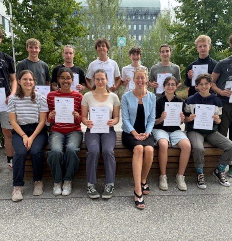 Das Bild zeigt Dorothea Pritz mit den Teilnehmern am Chemiecamp in Wien – „Am Puls der Forschung“.