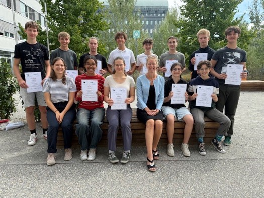 Das Bild zeigt Dorothea Pritz mit den Teilnehmern am Chemiecamp in Wien – „Am Puls der Forschung“.